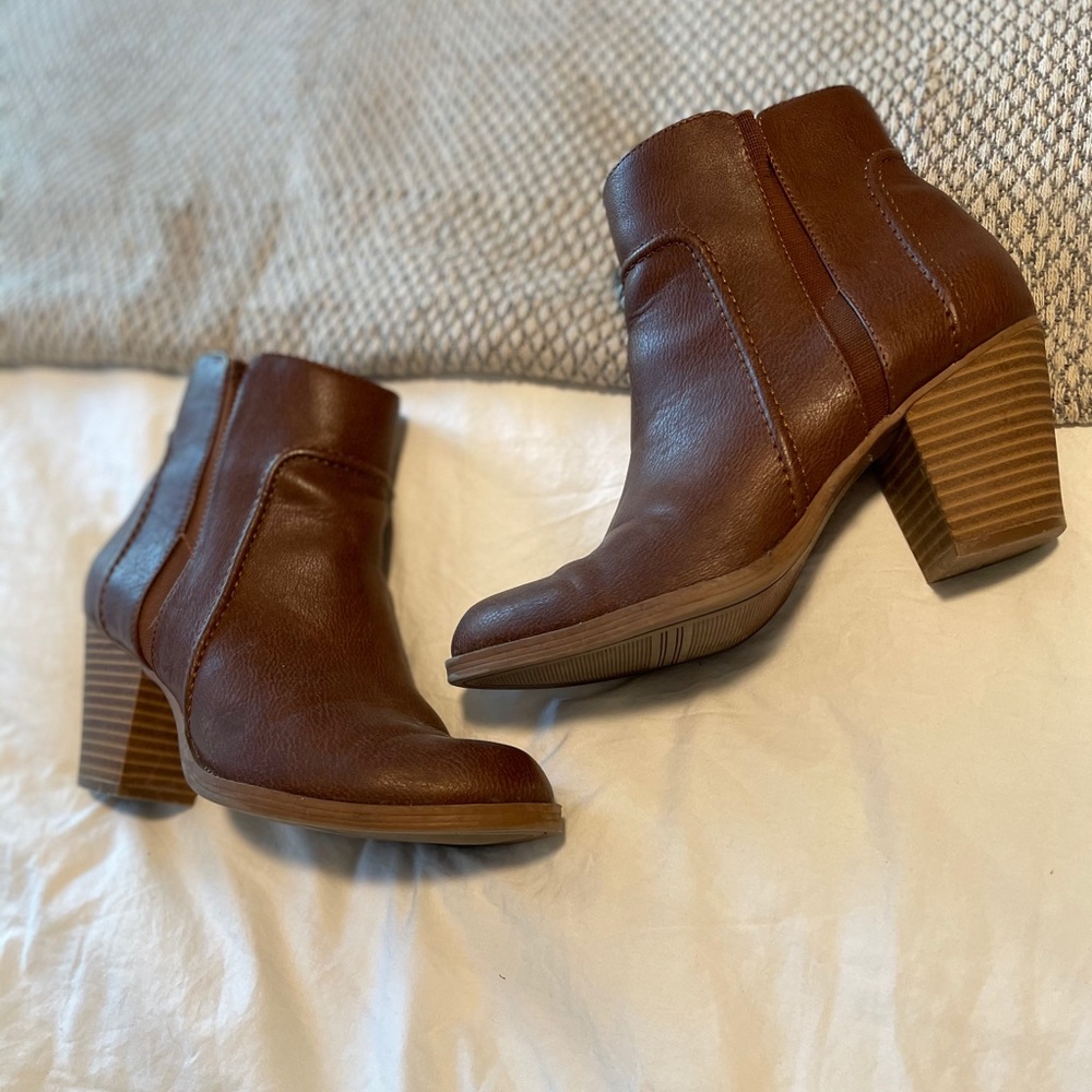 Vera Wang Bootie